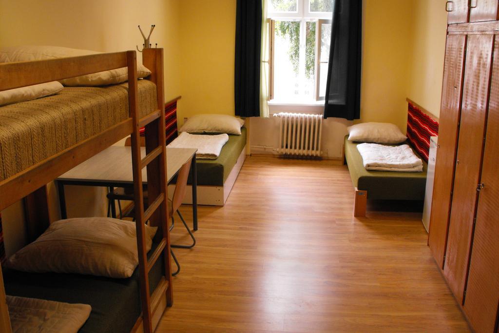 Mogyorodi Hostel Budapest Esterno foto