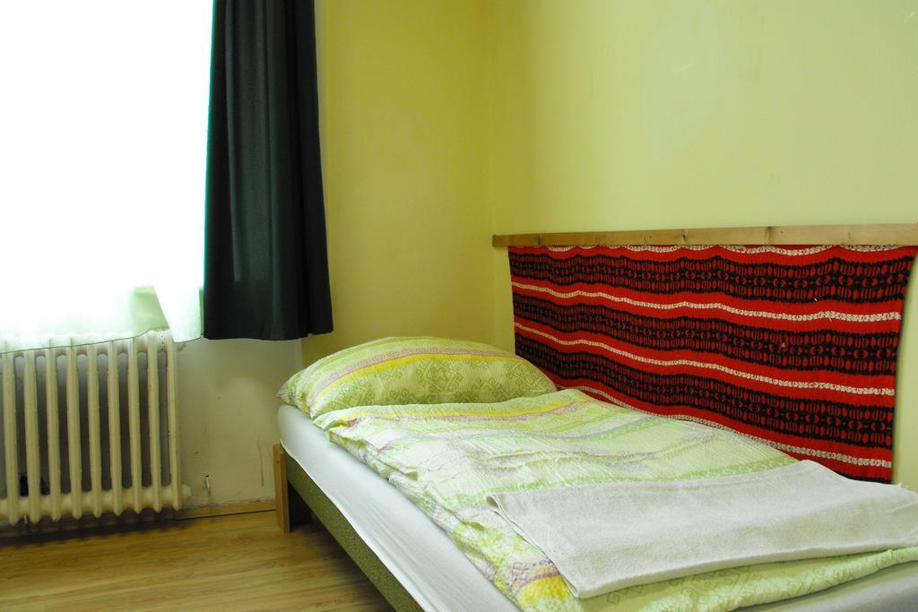 Mogyorodi Hostel Budapest Esterno foto