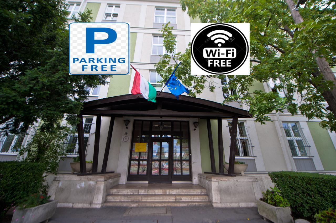 Mogyorodi Hostel Budapest Esterno foto